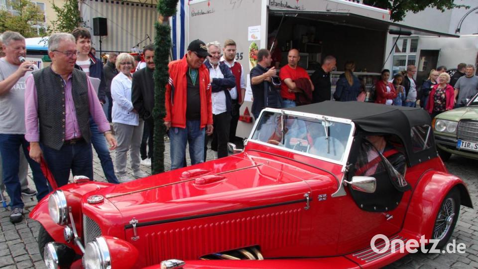 Bürgermeister Toni Dutz (Zweiter von links) schickte die schmucken Oldtimer auf Tour. Bild: wro