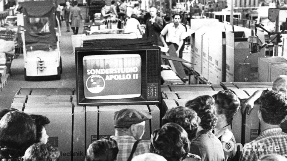 Beschäftigte der Firma Haas + Sohn verfolgen die Sonderberichterstattung über den Raumflug von Apollo 11 und der Landung der ersten Menschen auf dem Mond. Die Mondlandung war auch als Medienereignis eine große Nummer. Bild: Roland Witschel/dpa