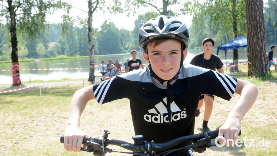 Alexander Janke aus der 5a der Hans-Scholl-Realschule absolviert den Radparcours beim Schultriathlon im Schätzlerbad. Gemeinsam mit seinen Freunden Luca (Schwimmer) und Nico (Läufer) bildet er eine von 120 Staffeln bei dem Wettkampf. Bild: Gabi Schönberger