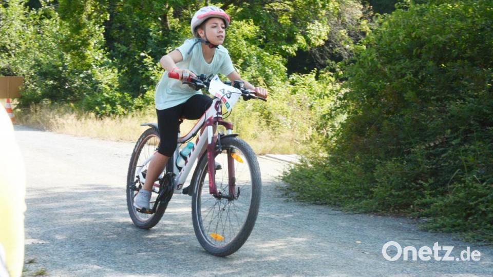 Erlaubt sind aus Sicherheitsgründen nur Mountainbikes. Die Fahrradstrecke verläuft größtenteils auf Schotterstrecken entlang des Waldrands. Bild: Gabi Schönberger