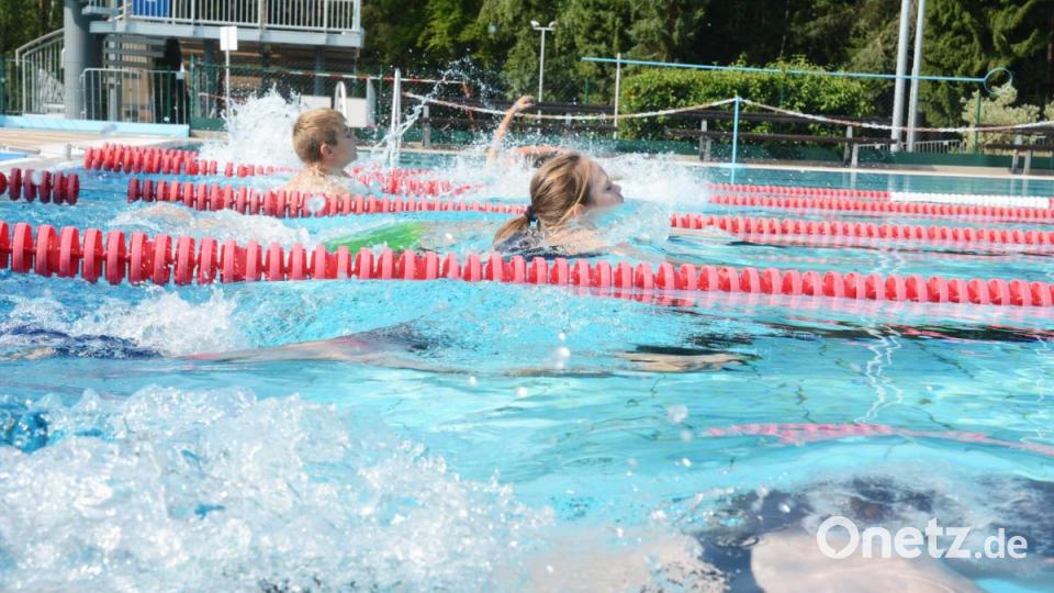 Vier Bahnen sind für den Triathlon im Schätzlerbad gesperrt. Die Schüler schwimmen 100 Meter, danach muss ein Haarbandgummi an den Staffelpartner weitergegeben werden. Es folgen drei Kilometer Fahrradparcour und 1,3 Kilometer Laufstrecke. Bild: Gabi Schönberger