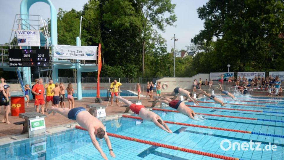Der Start zur 15. Auflage des 24 Stunden Schwimmens im Hockermühlbad in Amberg. Bild: Andreas Brückmann