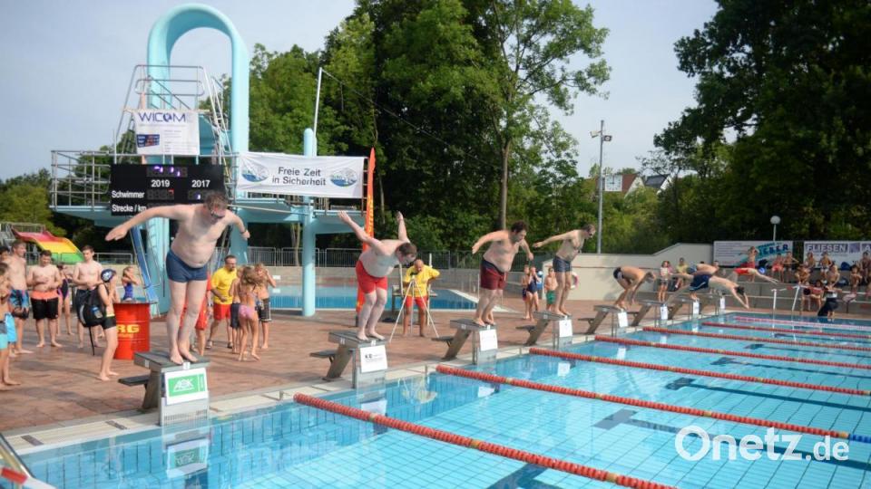Der Start zur 15. Auflage des 24 Stunden Schwimmens im Hockermühlbad in Amberg. Bild: Andreas Brückmann