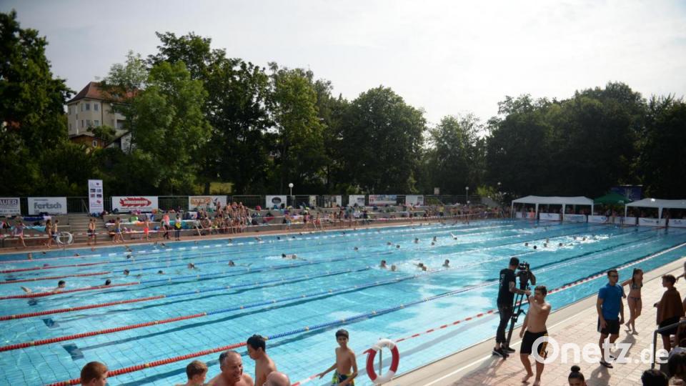 Die ersten Schüler im Wasser. Gut 800 aus allen Amberger Schulen beteiligten sich am Freitagvormittag am 24 Stunden Schwimmen. Bild: Andreas Brückmann
