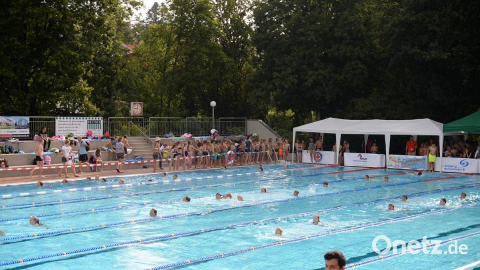Die ersten Schüler im Wasser. Gut 800 aus allen Amberger Schulen beteiligten sich am Freitagvormittag am 24 Stunden Schwimmen. Bild: Andreas Brückmann