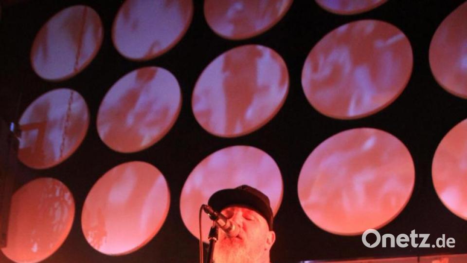 Ein Highlight für Punkrock-Fans: CJ Ramone, Bassist bei den Ramones, rockte am Freitag bei "Laut gegen Nazis" den Casino-Saal. Bild: kmo