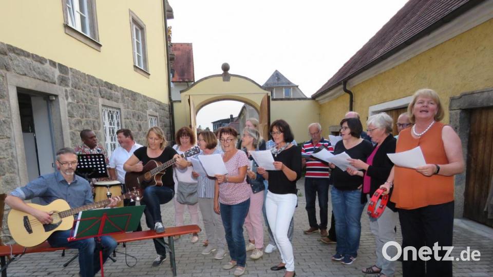 Die Gruppe &quot;Canto Di Gioia&quot; spielte und sang für Pfarrvikar Franklin ein Lied seiner Heimat, was den Afrikaner sehr rührte. Bild: ubb