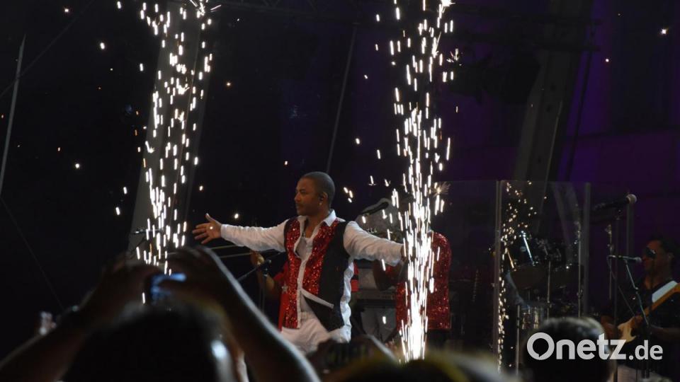 Kool &amp; the Gang begeistern bei den Schlossfestspielen - am Ende sogar mit einem kleine Pyro-Einlage. Bild: we