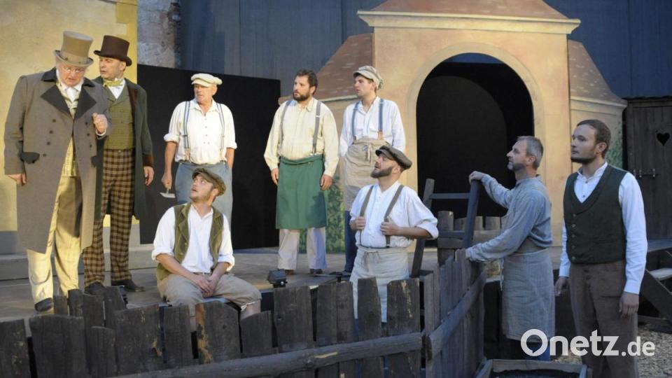 Otmar Buche (Roland Fritsch, oben l.) macht den jungen Sebastian (Ludwig Koller, unten r.) zum Vorarbeiter auf seiner Baustelle. Bild: u