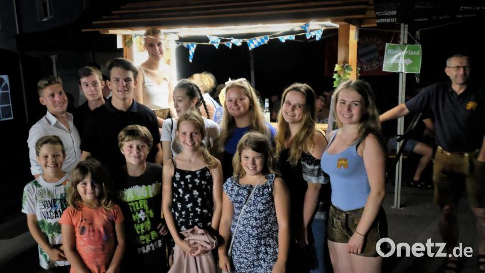 An der &quot;Fahr-Bar&quot; des Kirwavereins herrscht großer Andrang bis in die Nacht hinein Bild: twi