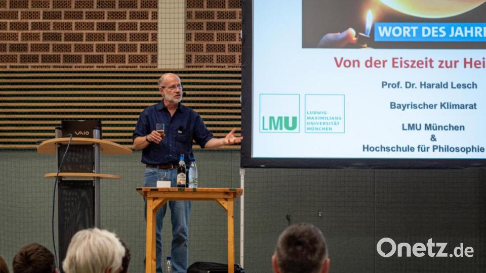Prof. Dr. Harald Lesch bei seinem Vortrag in Kemnath Bild: pml
