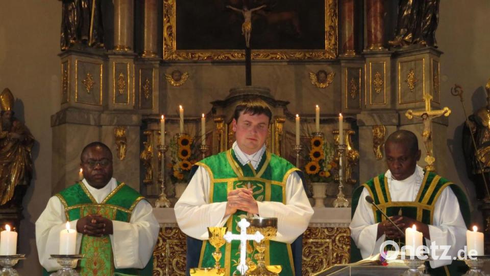 Pfarrer Maximilian Roeb (Mitte) und Pfarrvikar Franklin Mboma Emboni (rechts) verabschiedeten sich aus den Pfarreien Wiesau und Falkenberg mit einem Gottesdienst in der Pfarrkirche St. Michael in Wiesau. Mit im Bild Pfarrer Cyrille Luwala (links). Bild: ubb