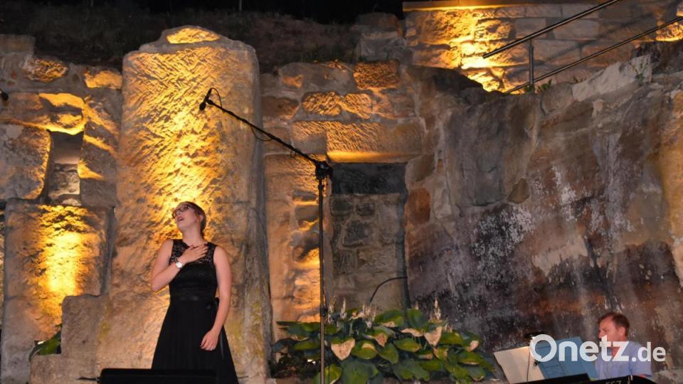 Anna Ott singt bei Sommerserenade der Musikschule Vierstädtedreieck auf der Naturbühne am Schönberg sehr emotionsgeladen. Bild: rgr