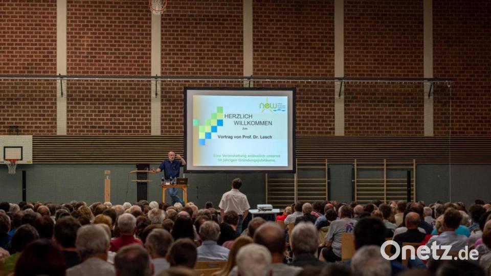 Die Mehrzweckhalle in Kemnath war mit über 1000 Besuchern gefüllt, die gespannt den Ausführungen des Redners lauschten. Bild: pml