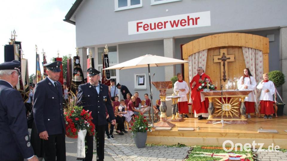 Am Ende des Festgottesdienstes sind durch die Jubelwehr und die Stadt Oberviechtach im Gedenken an die Verstorbenen Blumengebinde am Ehrenmal neben dem Feuerwehrgerätehaus niedergelegt worden. Bild: frd