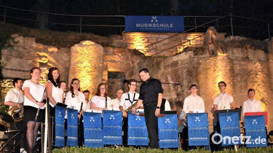 Die Akteure der Musikschule Vierstädtedreieck geben bei der Sommerserenade in Grafenwöhr alles, dafür erhalten sie viel Applaus. Bild: rgr