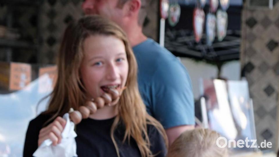 Die Kleinen genießen die angebotenen Süßigkeiten Bild: twi