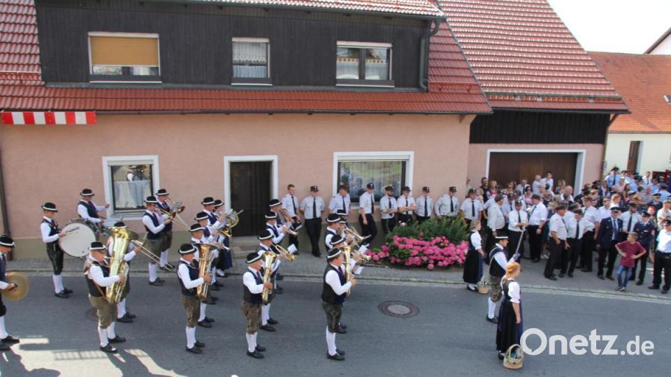 Die „Erste Innviertler Trachtenkapelle Solinger“ aus Aspach in Österreich erfreute die Dorfbewohner vor Beginn des festes mit einem Standkonzert auf dem Dorfplatz. Bild: frd