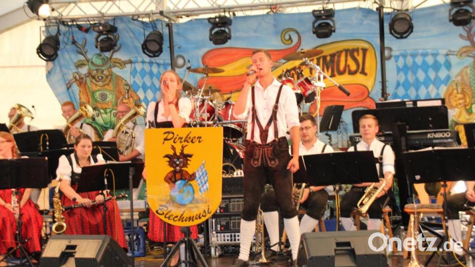 Die Pirker Blechmusi spielte zünftig auf Bild: frd