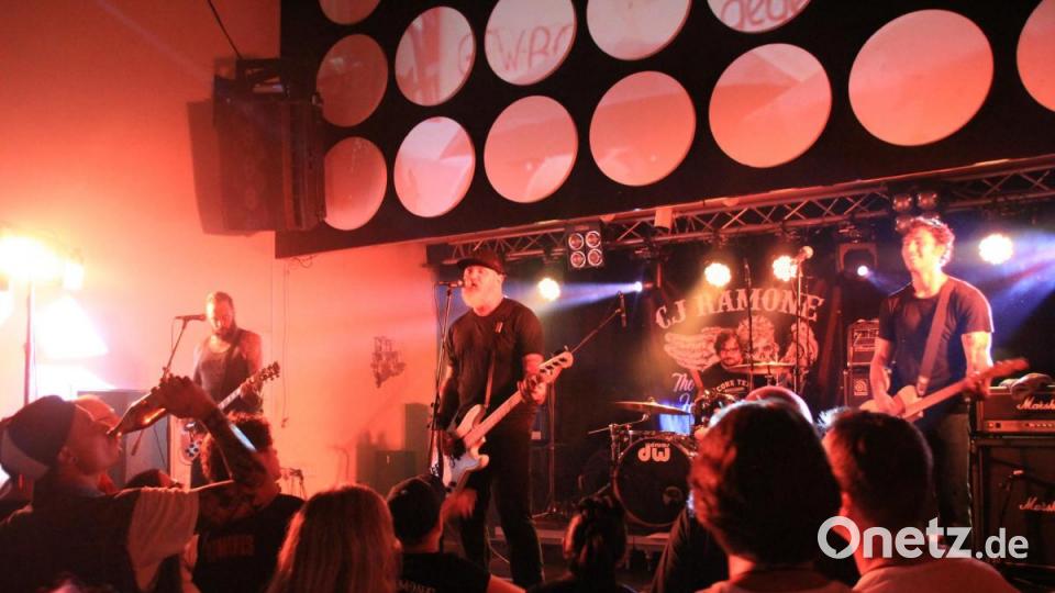 Ein Highlight für Punkrock-Fans: CJ Ramone, Bassist bei den Ramones, rockte am Freitag bei "Laut gegen Nazis" den Casino-Saal. Bild: kmo