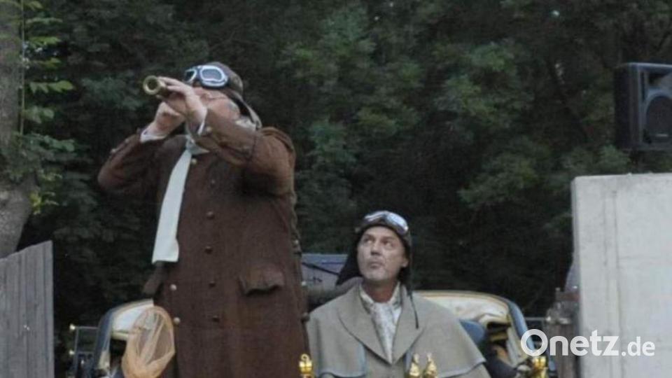 Lebendig und spannend wird es auf der Bühne mit der Ankunft von Otmar Buche (Roland Fritsch, l.) in Hirschau. Auf der Reise im Aaglander hat ihn Werner Wopperer chauffiert. Bild: u