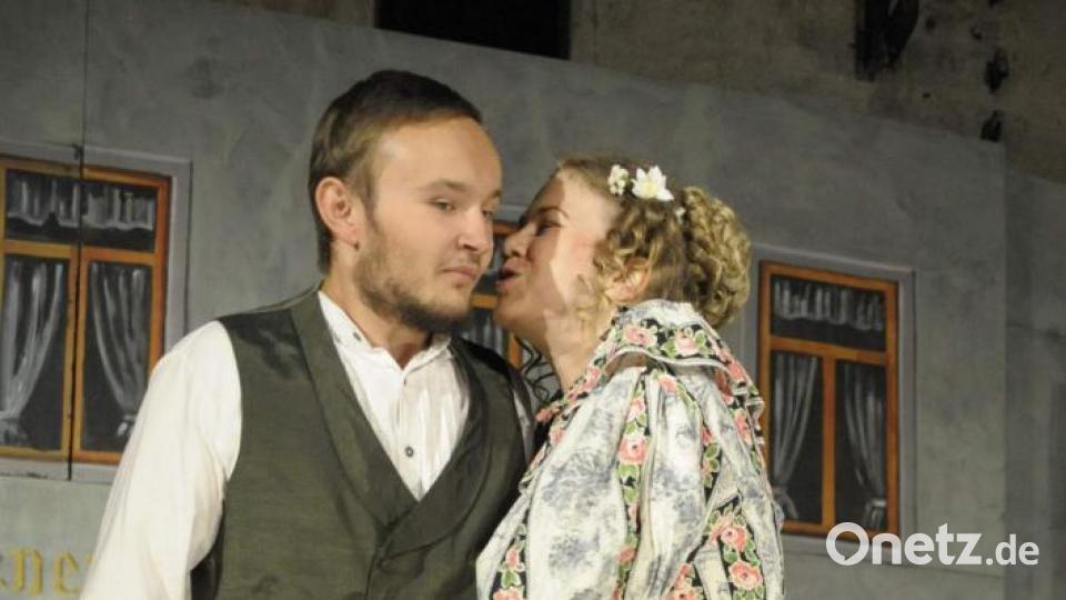 Es ist Liebe auf den ersten Blick. Annemarie Buche (Meike Birner, r.) und der junge Vorarbeiter Sebastian (Ludwig Koller, l.) finden sich gleich mehr als nur sympathisch. Bild: u