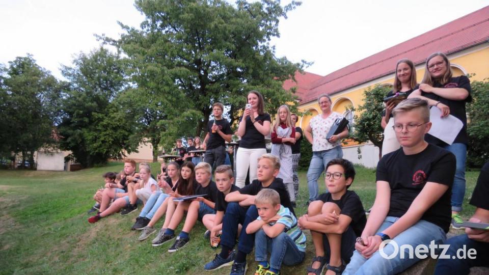 Die Ministranten feierten auch nach dem Gottesdienst kräftig mit. Bild: ubb
