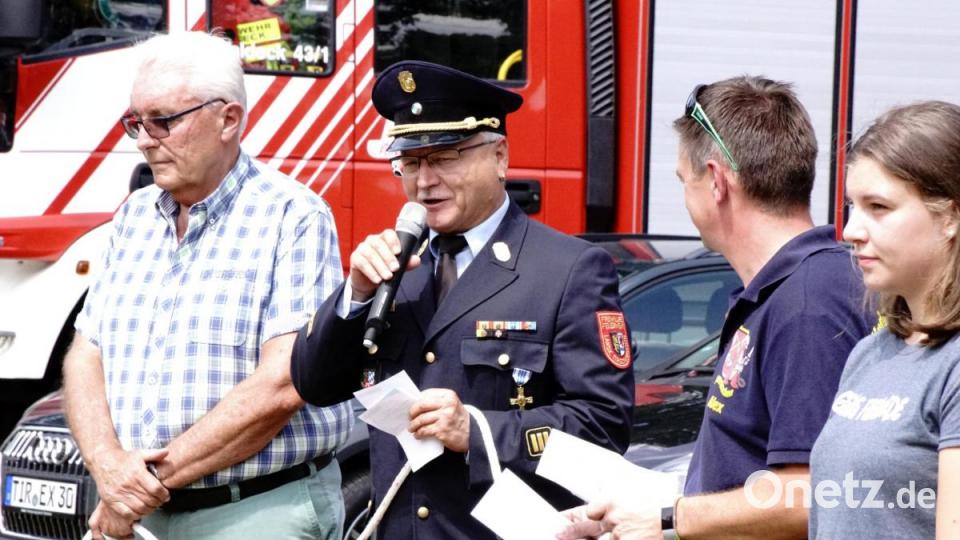 Schirmherr Otto Braunreuther begrüßt die Teilnehmer. Links von ihm Zweiter Bürgermeister Josef Hecht, rechts Alexander Danzer. Bild: bkr