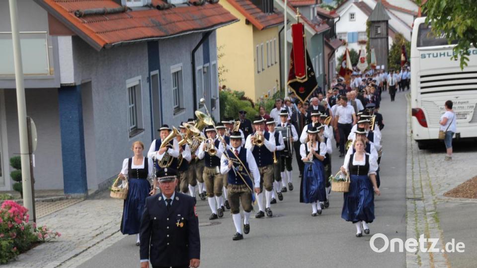 Die österreichische Blaskapelle führte den Kirchenzug an Bild: frd