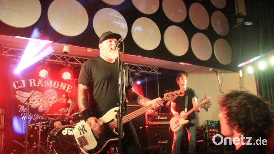 Ein Highlight für Punkrock-Fans: CJ Ramone, Bassist bei den Ramones, rockte amFreitag bei "Laut gegen Nazis" den Casino-Saal. Bild: kmo