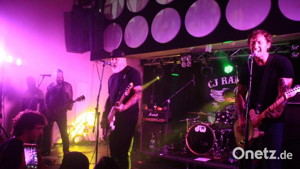 Ein Highlight für Punkrock-Fans: CJ Ramone, Bassist bei den Ramones, rockte am Freitag bei "Laut gegen Nazis" den Casino-Saal. Bild: kmo