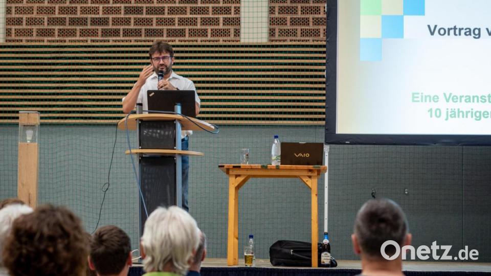 Wolfgang Haberberger, Bürgermeister von Neustadt am Kulm und Vorstandsmitglied der NEW eG, bei der Begrüßungsrede. Bild: pml