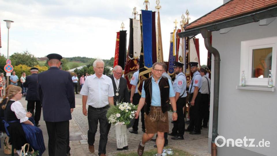 Bürgermeister Heinz Weigl legt am Ehrenmal einumengebeinde nieder Bild: frd