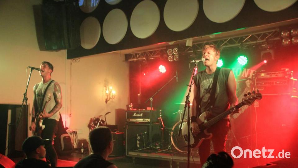 Die "DeeCracks" gaben als Auftaktband alles beim "Laut gegen Nazis"-Konzert im Casino Saal. Bild: kmo