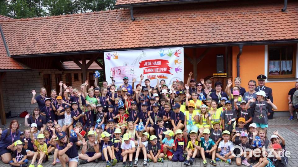 84 Teilnehmer aus der Gemeinde Immenreuth, aus Waldeck, Kulmain, Ebnath und Fuhrmannsreuth zählt die erste Kinderfeuerwehrolympiade im Landkreis – und ebenso viele Sieger. Diese ehrt Schirmherr Kreisbrandinspektor Otto Braunreuther (hinten rechts). Bild: bkr