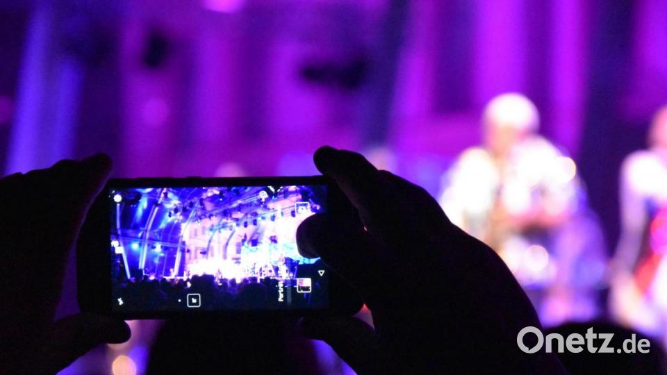 Handys hoch: Kool &amp; the Gang begeistern bei den Schlossfestspielen. Bild: we