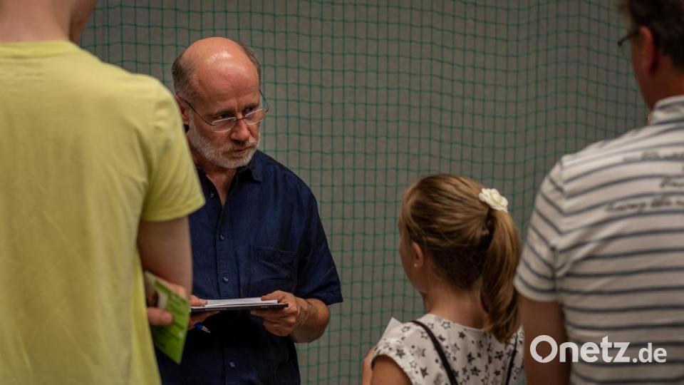 Zeit für Autogramme, kurze Gespräche und Selfies: Prof. Lesch hat sich viel Zeit für seine großen und kleinen Fans genommen. Bild: pml