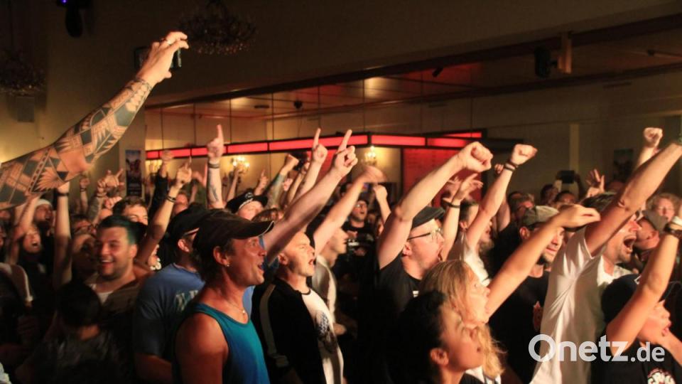 Beim Ramones-Klassiker "Hey! Ho! Let's go" gab es für das Publikum im Casino-Saal kein Halten mehr. Bild: kmo