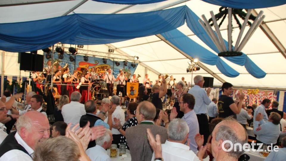 Im gut gefüllten Bierzelt steppte schon am frühen Abend der Bär, beste Stimmung bis weit nach Mitternacht. Bild: frd
