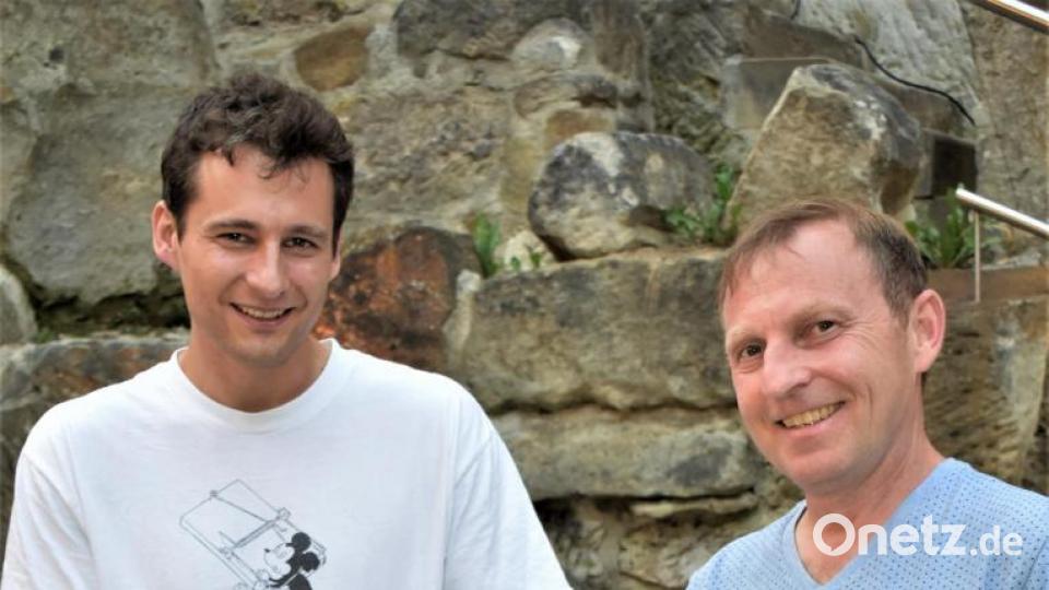 Musikschulleiter Joachim Steppert (rechts) verabschiedet Fabian Bertelshofer. Bild: rgr