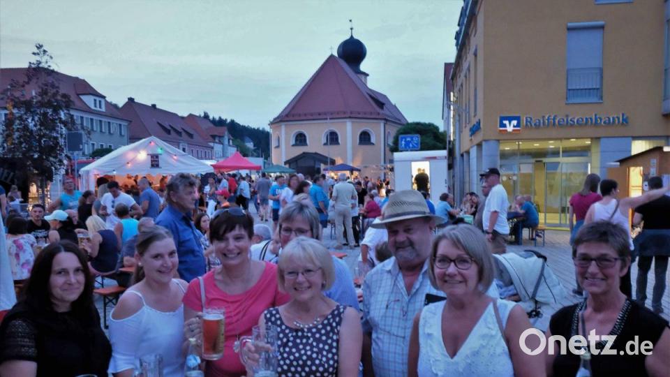 Es ist voll auf dem Marktplatz und in den angrenzenden Seitenstraßen und es herrscht gute Stimmung. Bild: twi