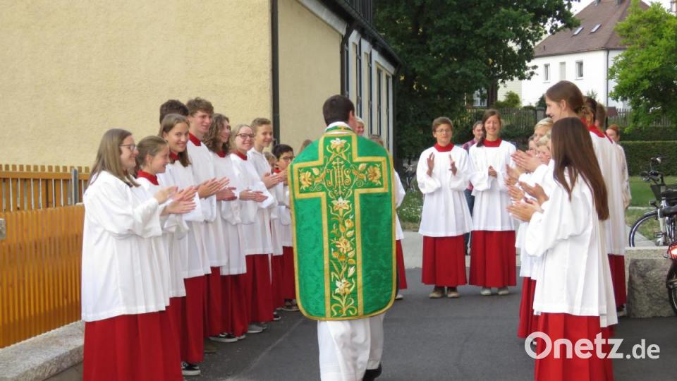 Applaus für Pfarrer Maximilian Roeb. Bild: ubb