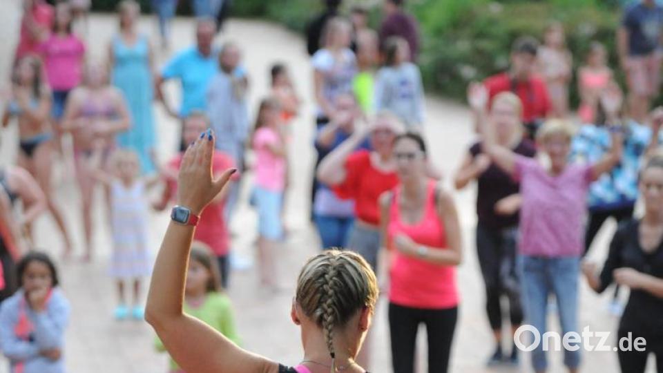 Auch außerhalb des Wassers hatten die Besucher ihren Spaß, hier beim gemeinsamen Zumba-Tanz. Bild: Andreas Brückmann