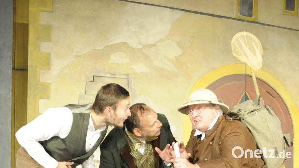 Otmar Buche (Roland Fritsch, r.) ist überzeugt davon, bei seinem nächtlichen Jagdausflug ein Elbertritscherl gesehen zu haben. Das Aussehen schildert er genau Herrn Winter (Johannes Fleischmann, Mitte) und Vorarbeiter Sebastian (Ludwig Koller, l.). Bild: u