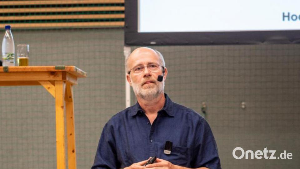 Prof. Dr. Harald Lesch bei seinem Vortrag in Kemnath Bild: pml
