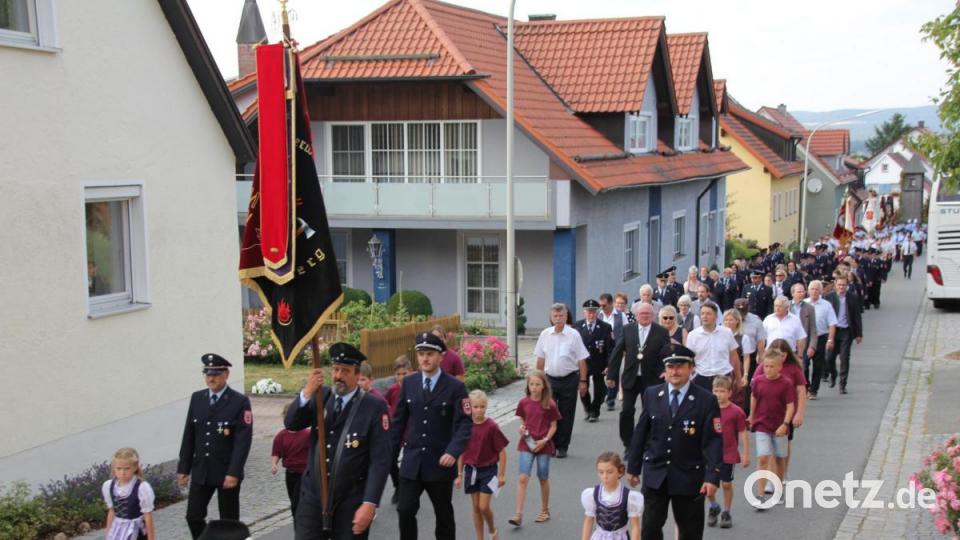 Die Jubelwehr mit den Ehrengästen führte den Kirchenzug, der zu einem ansehnlichen Festzug durchs Dorf geworden ist, an. Bild: frd