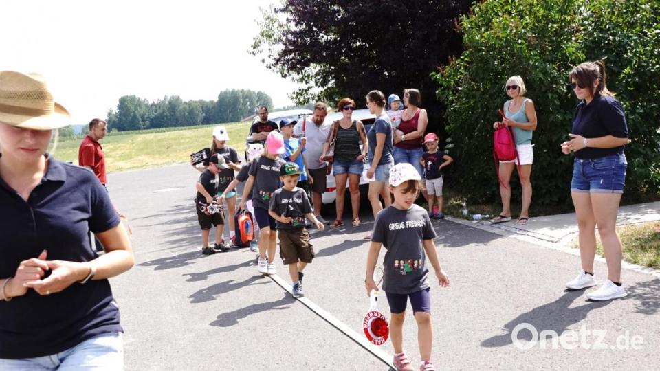 Zu einer weiteren Station müssen die jungen Brandschützer über einen ausgerollten Feuerwehrschlauch balancieren. Bild: bkr