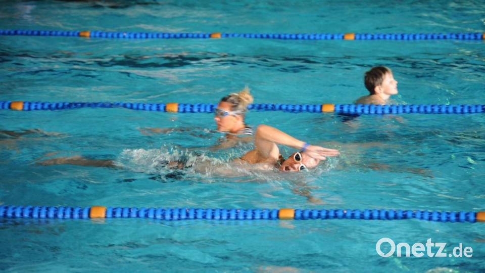 Auch nach 22 Uhr waren noch viele Schwimmer auf den Bahnen. Bild: Andreas Brückmann