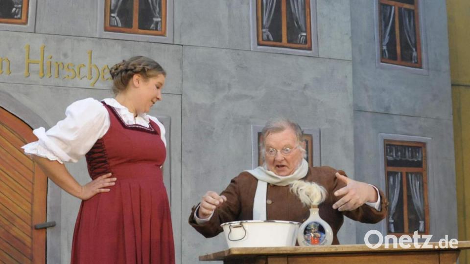 Wer wie Otmar Buche (Roland Fritsch, r.) bei Wirtin Maria (Corinna Falk, l.) ein Wasser bestellt, bekommt es in der Waschschüssel. Als Getränk ist in Hirschau nur Bier bekannt. Bild: u