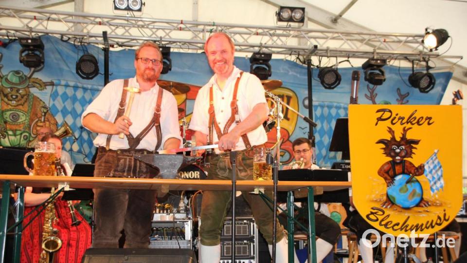 Die Spitzenkapelle „Pirker Blechmusi“ war nicht nur bei der Ambosspolka der „Hammer“. Bild: frd